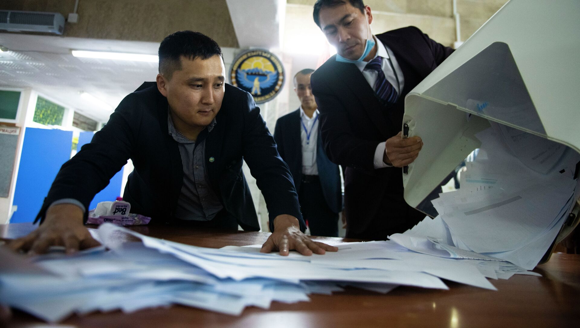 Сотрудники ЦИК подсчитывают голоса во время выборов депутатов Жогорку Кенеша - Sputnik Кыргызстан, 1920, 07.12.2021