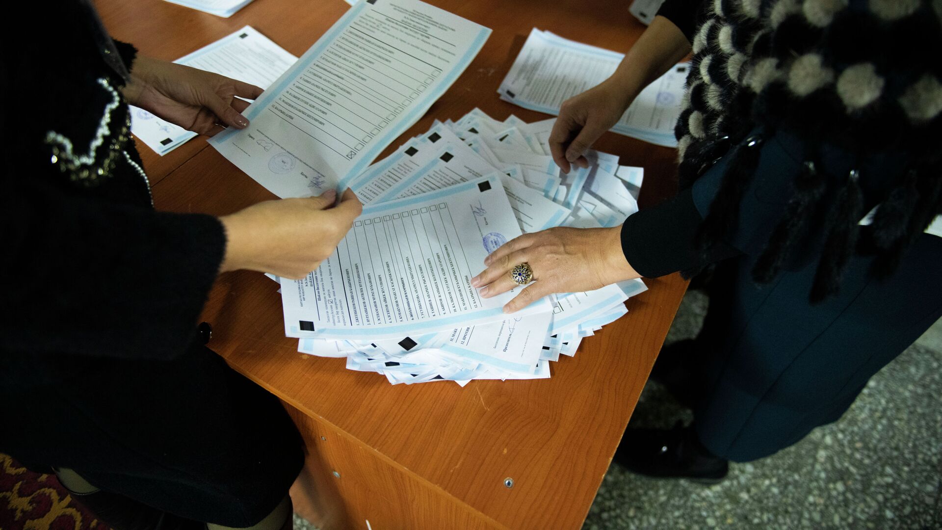 Сотрудники ЦИК подсчитывают голоса во время выборов - Sputnik Кыргызстан, 1920, 07.12.2021