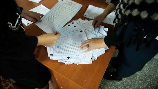 Сотрудники ЦИК во время подсчета голосов на избирательном участке в Бишкеке - Sputnik Кыргызстан