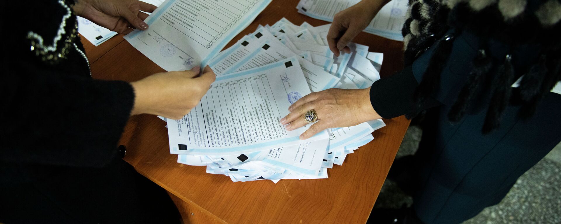 Сотрудники ЦИК подсчитывают голоса во время выборов - Sputnik Кыргызстан, 1920, 07.12.2021