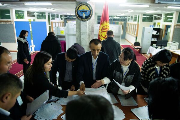 Бюллетендер партия жана бир мандаттуулар боюнча бөлүнөт - Sputnik Кыргызстан