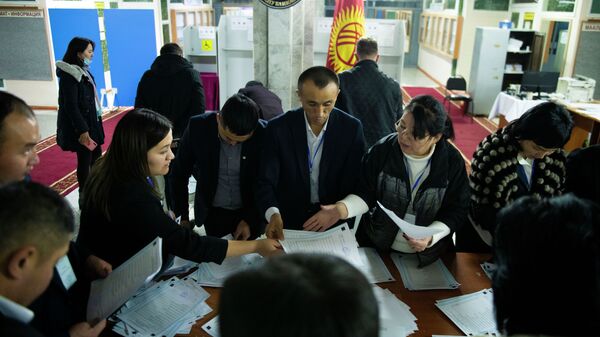 Сотрудники ЦИК подсчитывают голоса на избирательном участке в Бишкеке. Архивное фото - Sputnik Кыргызстан