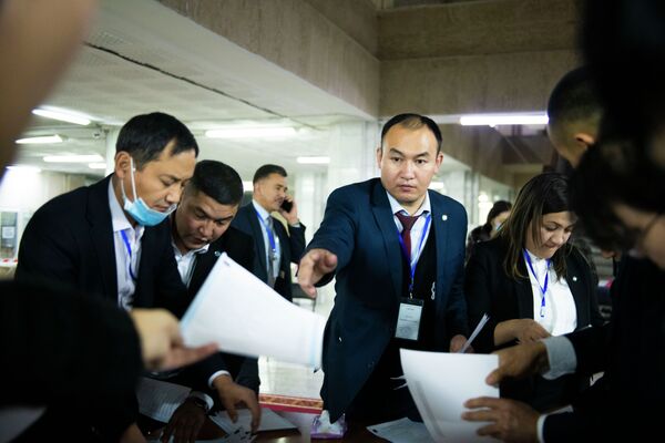 Сотрудники ЦИК во время подсчета голосов  - Sputnik Кыргызстан