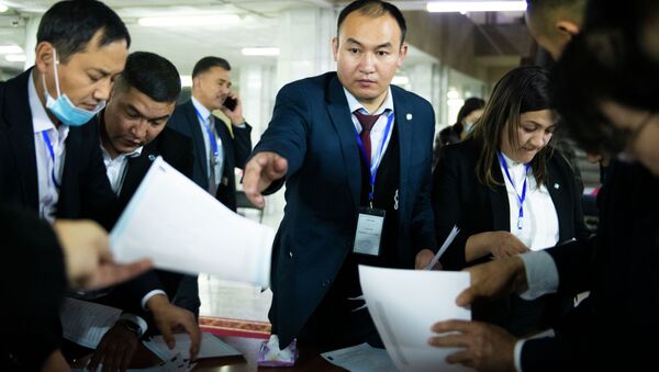 Сотрудники ЦИК подсчитывают голоса на избирательном в Бишкеке - Sputnik Кыргызстан
