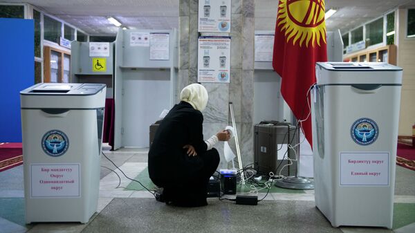 Сотрудница ЦИК во время подсчета голосов на избирательном участке в Бишкеке - Sputnik Кыргызстан
