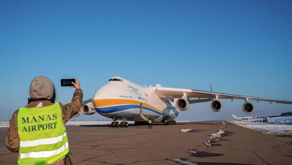 Самый большой в мире транспортный самолет Мрия прилетел в Кыргызстан - Sputnik Кыргызстан