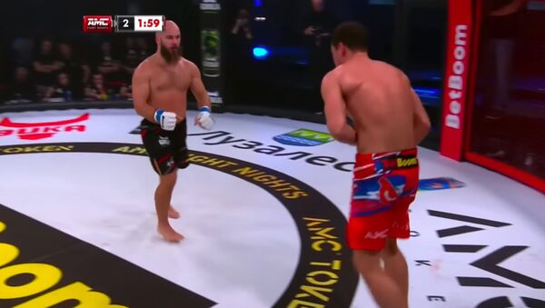Боец MMA нокаутировал соперника ударом в печень — видео - Sputnik Кыргызстан