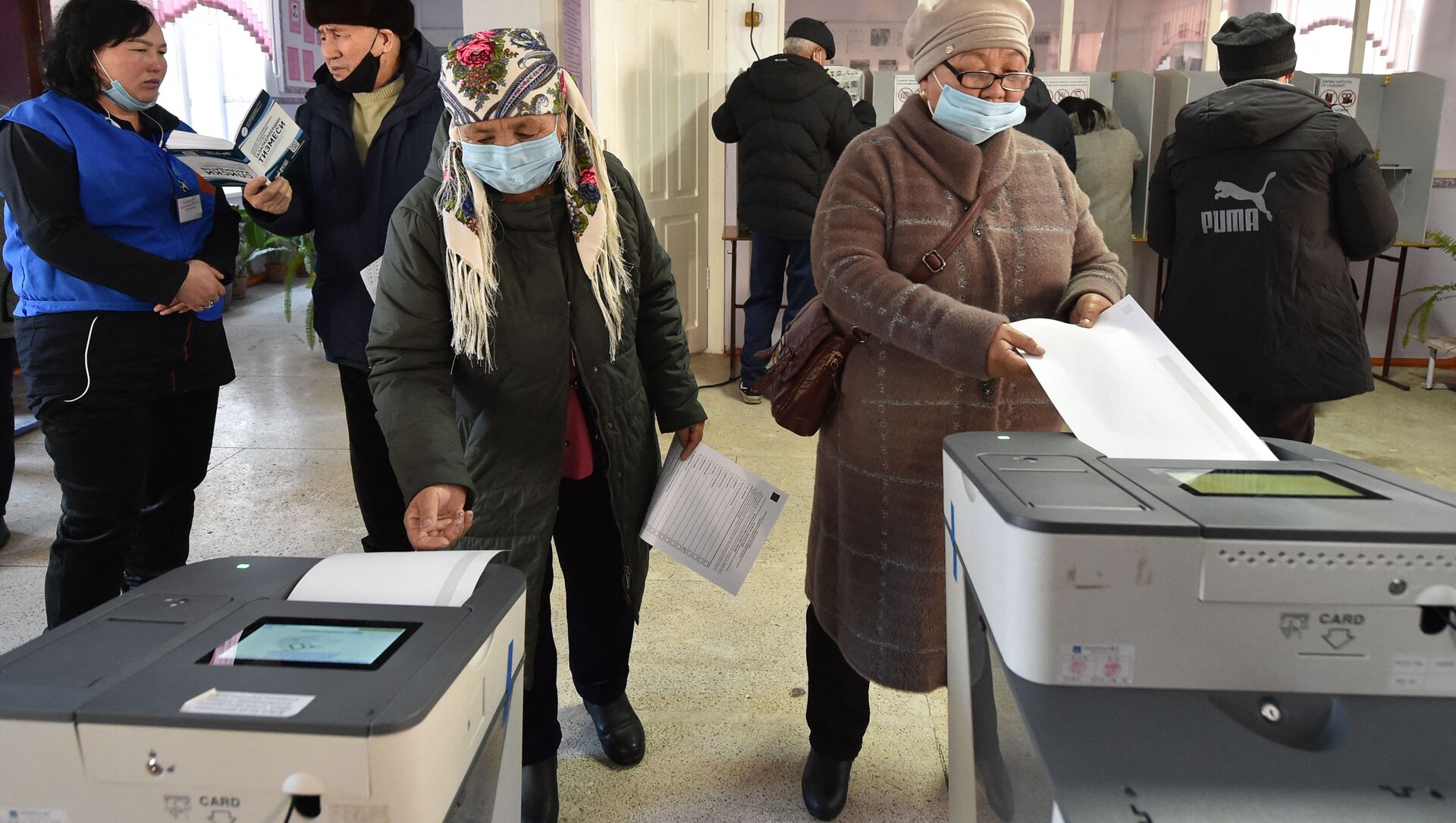 Граждане голосуют на парламентских выборах в селе Кой-Таш - Sputnik Кыргызстан, 1920, 29.11.2021