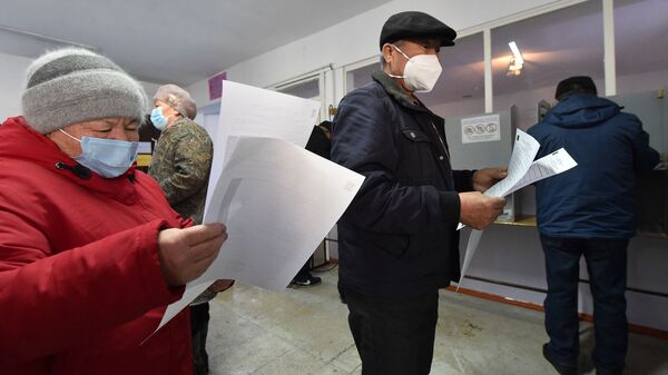Граждане голосуют на парламентских выборах в селе Кой-Таш, недалеко от Бишкека - Sputnik Кыргызстан