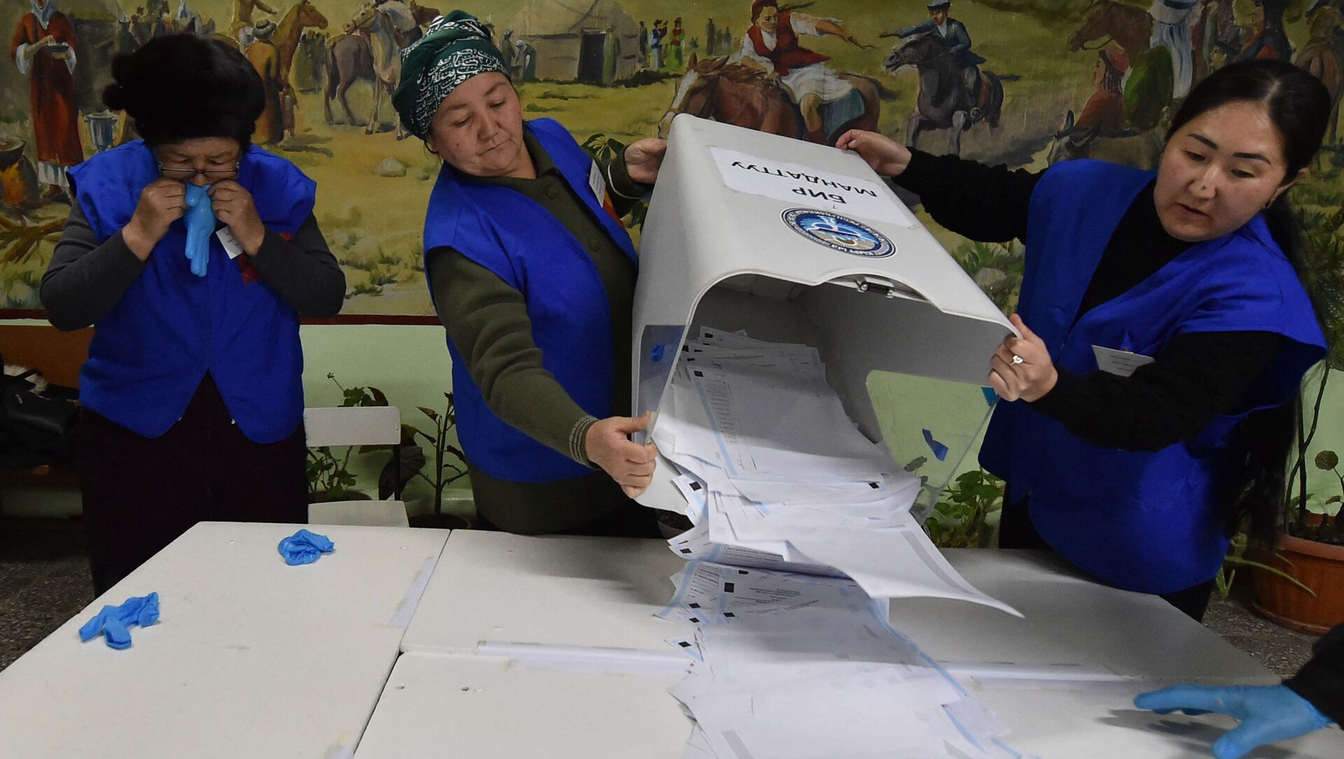 Члены избирательной комиссии опустошают урну для подсчета голосов в Бишкеке - Sputnik Кыргызстан, 1920, 29.11.2021