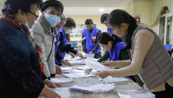 Члены избирательной комиссии подсчитывают голоса после закрытия избирательных участков - Sputnik Кыргызстан