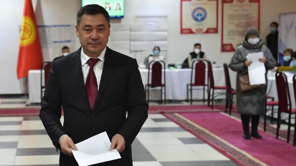 Президент Садыр Жапаров голосует во время выборов депутатов Жогорку Кенеша - Sputnik Кыргызстан