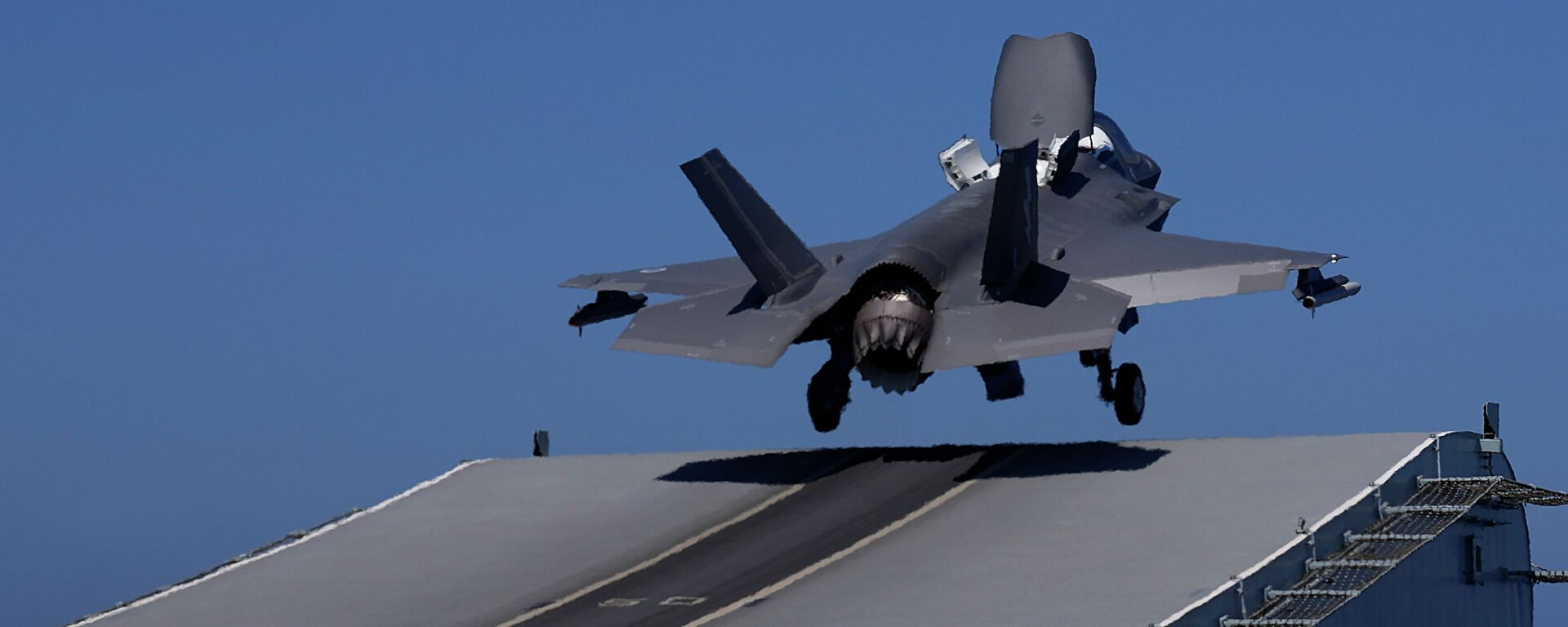 Американский авианосец. Архивное фото - Sputnik Кыргызстан, 1920, 19.02.2026