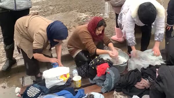 Суукка кайыккан, жылаңайлак калган, кар алдында кир жууган мигранттар. Видео - Sputnik Кыргызстан