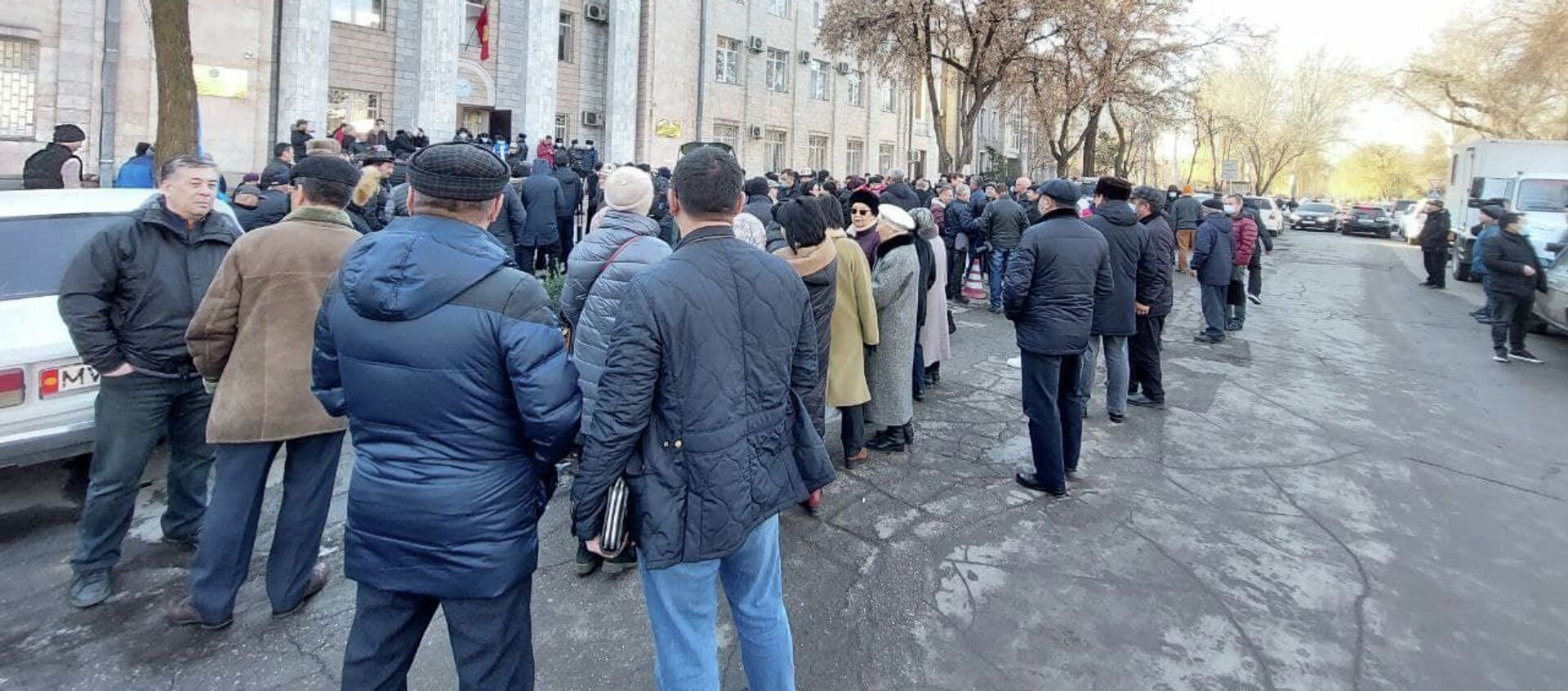 Митинг сторонников ряда партий, участвовавших в выборах в Жогорку Кенеш у здания ЦИК - Sputnik Кыргызстан, 1920, 01.12.2021