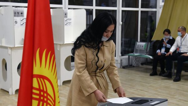 Девушка голосует на избирательном участке - Sputnik Кыргызстан