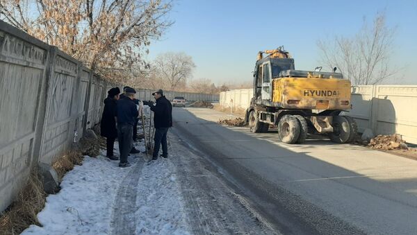 Жители новостроек заварили все ворота на Юго-Западном кладбище, оставив открытым только центральный вход - Sputnik Кыргызстан