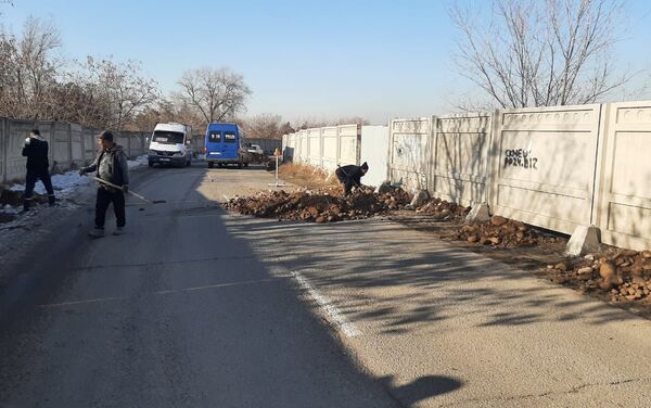 Жители новостроек заварили все ворота на Юго-Западном кладбище, оставив открытым только центральный вход - Sputnik Кыргызстан