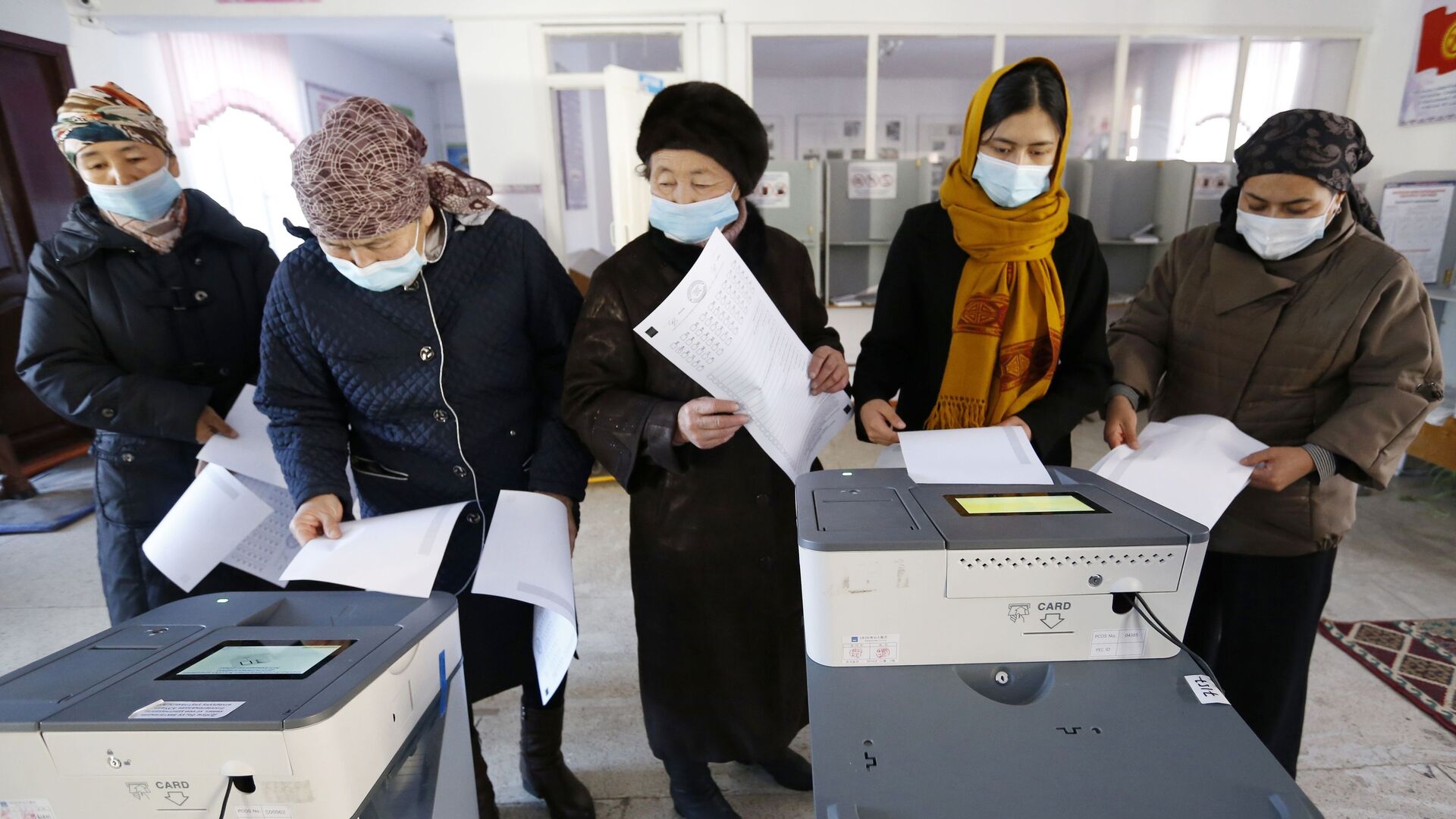 Женщины голосуют на избирательном участке во время парламентских выборов в Кыргызстане. - Sputnik Кыргызстан, 1920, 01.12.2021