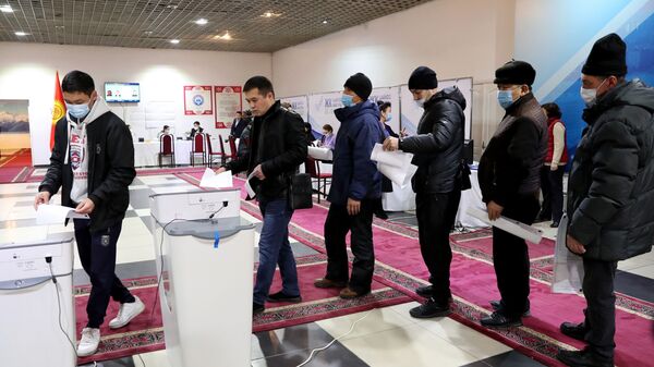 Люди голосуют на избирательном участке №1053 в селе Чон-Арык во время парламентских выборов в Кыргызстане. - Sputnik Кыргызстан