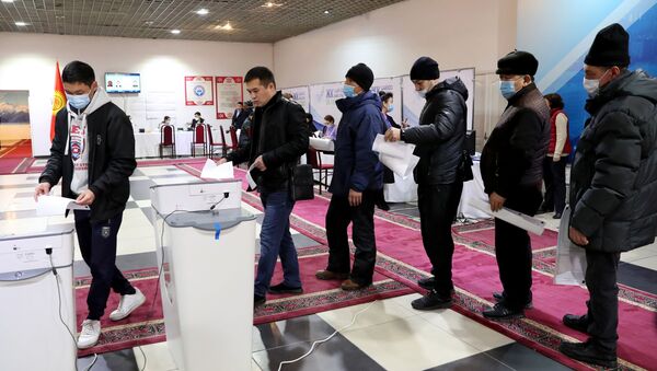 Люди голосуют на избирательном участке №1053 в селе Чон-Арык во время парламентских выборов в Кыргызстане. - Sputnik Кыргызстан