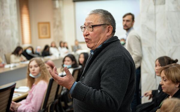 Он также поделился опытом с кыргызстанскими журналистами. - Sputnik Кыргызстан