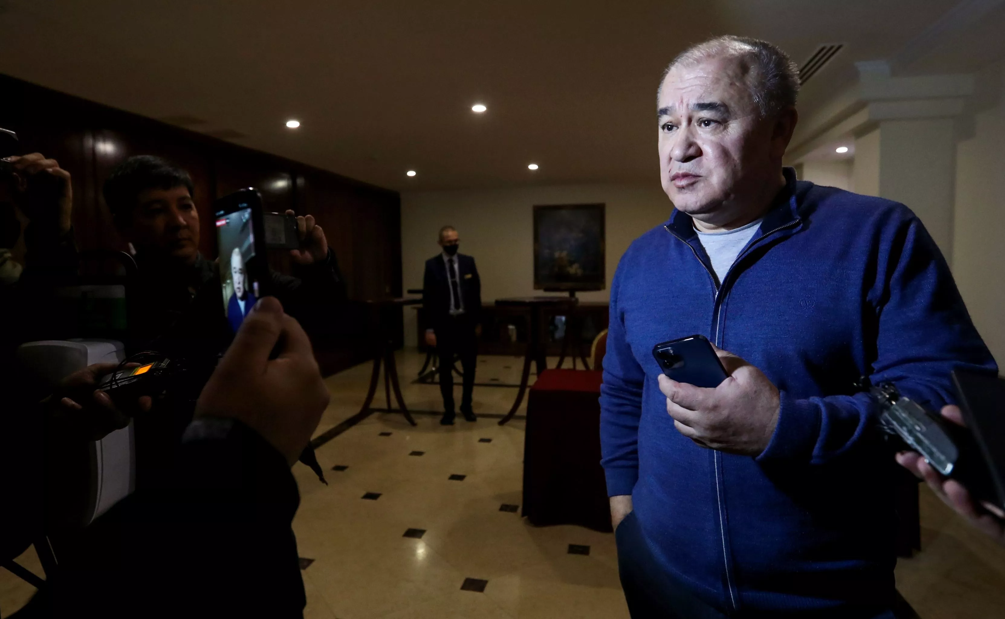 Лидер партии Ата-Мекен Омурбек Текебаев отвечает на вопросы журналистов после совершенного не него нападения.