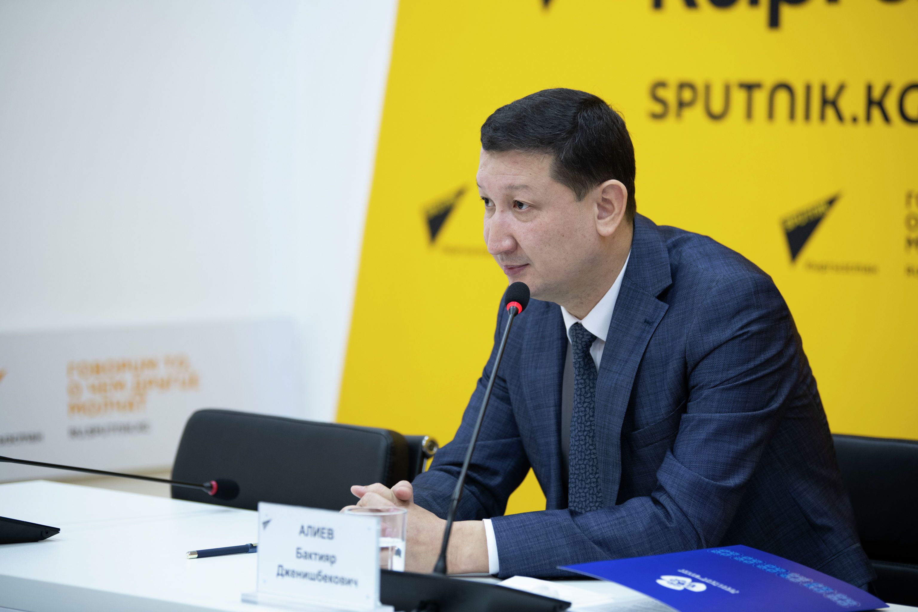 Председатель Социального фонда Бактияр Алиев на брифинге в пресс-центре Sputnik Кыргызстан. 03 декабря 2021 года