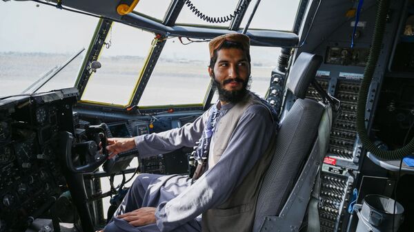 Талибандын согушкери Кабулдун аэропортунда учакта отурат. Архив - Sputnik Кыргызстан