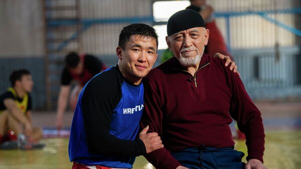 Тренирует чемпионов в 84 года — видео про легенду кыргызского спорта - Sputnik Кыргызстан