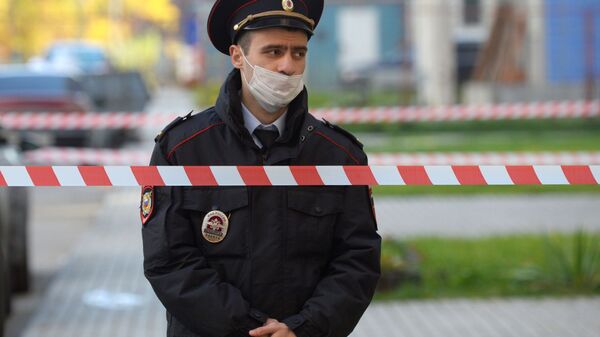 Сотрудник полиции на одой из улиц Москвы. Архивное фото - Sputnik Кыргызстан