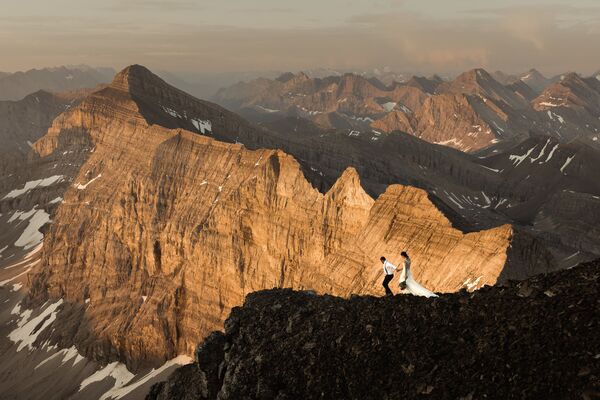 Снимок канадского фотографа Эндю Павлидиса победил в категории Эпические локации. Он отметил, что пара обручилась на высоте 10 тысяч футов (3 000 метров) над уровнем моря.  - Sputnik Кыргызстан