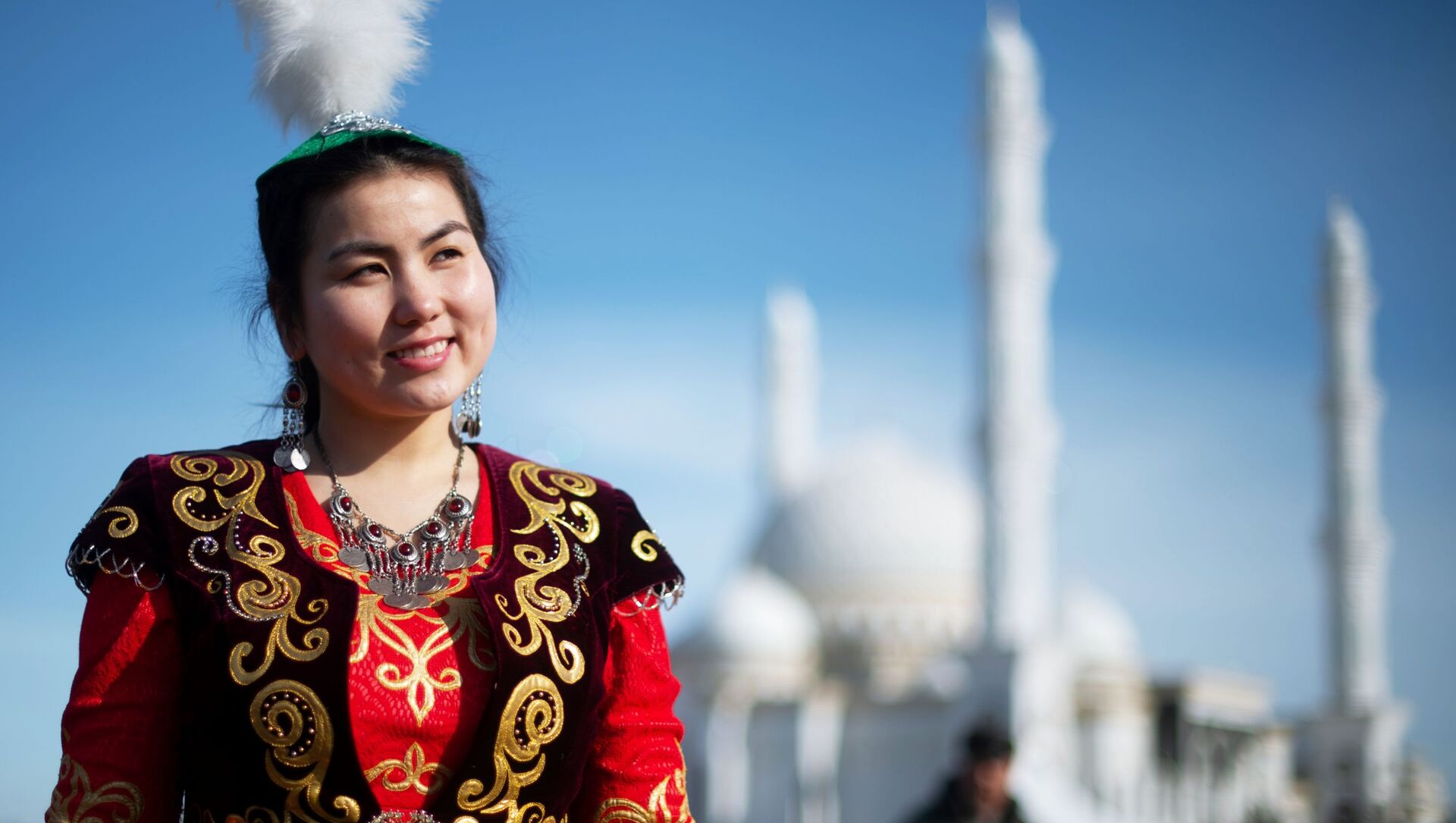 Девушка в национальном костюме во время празднования Навруза на площади Независимости в Астане. Архивное фото - Sputnik Кыргызстан, 1920, 05.12.2021