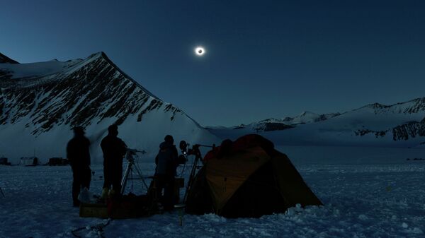 Люди наблюдают за полным солнечным затмением в Антарктиде - Sputnik Кыргызстан