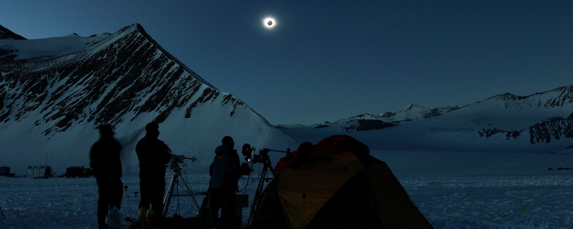 Люди наблюдают за полным солнечным затмением в Антарктиде - Sputnik Кыргызстан, 1920, 11.12.2021