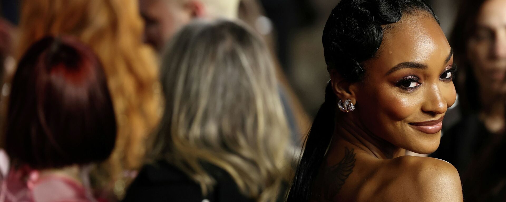 Британская модель Джордан Данн на красной дорожке церемонии Fashion Awards 2021 в Лондоне, Великобритания. 29 ноября 2021 года - Sputnik Кыргызстан, 1920, 06.12.2021