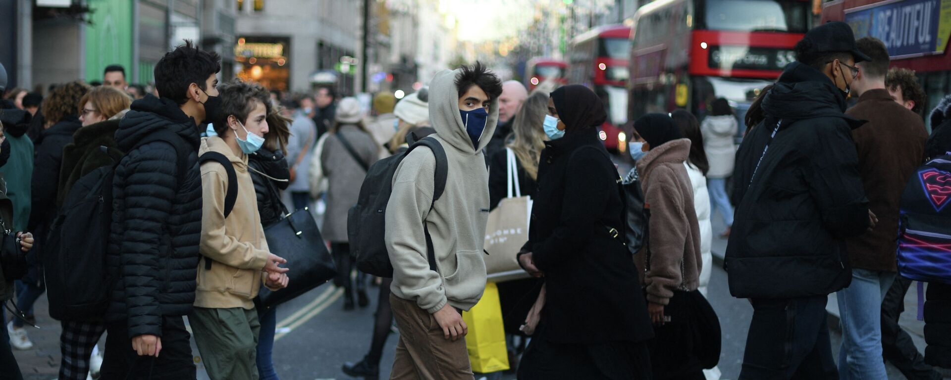 Люди в масках, гуляют по Оксфорд-стрит в центре Лондона - Sputnik Кыргызстан, 1920, 07.12.2021