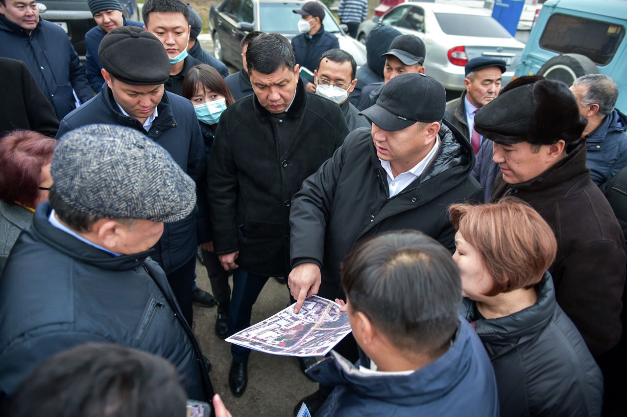 Мэр города Бишкек Айбек Джунушалиев ознакомился с проектами, которые находятся на рассмотрении для третьей фазы дорожного проекта за счет гранта КНР. 07 декабря 2021 года