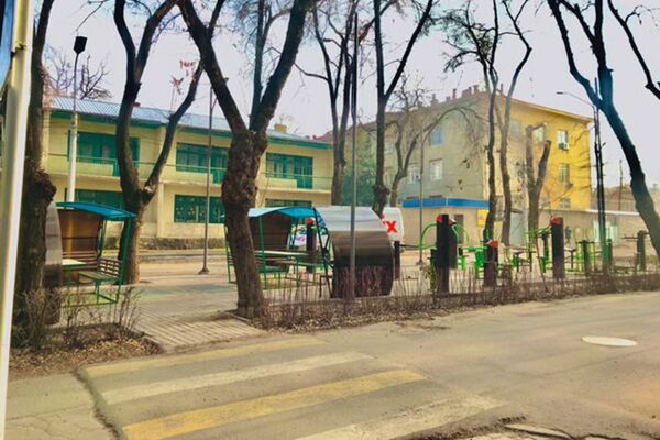 Благодаря удобной локации горожане могут проводить досуг рядом с домом, а дети — резвиться на игровой площадке, рассказали в мэрии - Sputnik Кыргызстан
