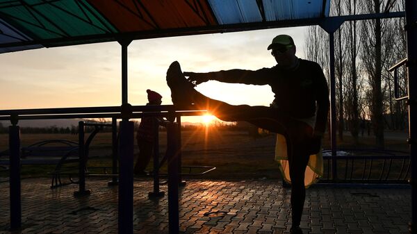 Мужчина тренируется на спортивной площадке. Архивное фото - Sputnik Кыргызстан