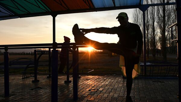 Мужчина тренируется на спортивной площадке. Архивное фото - Sputnik Кыргызстан