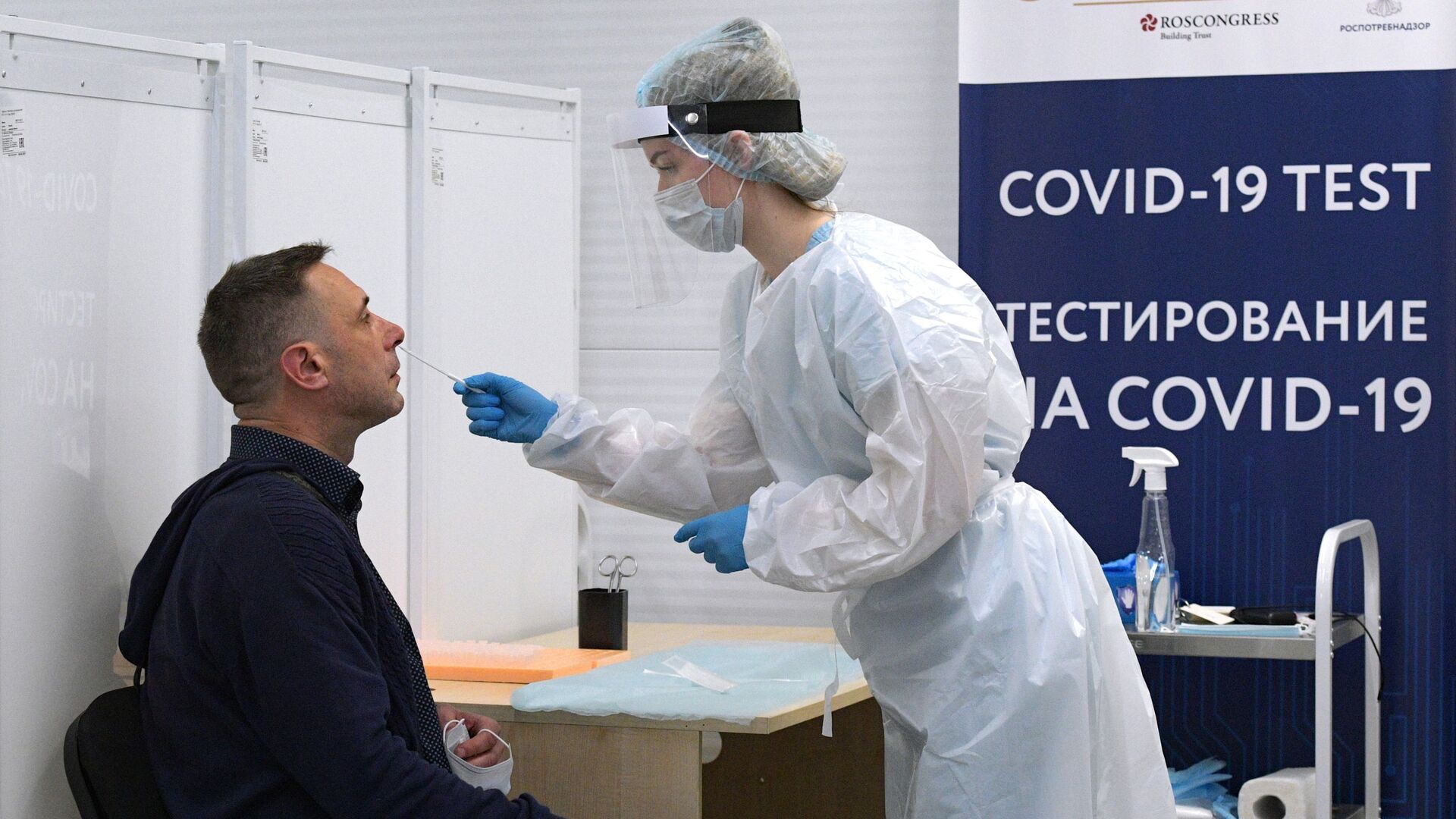 Медицинский работник проводит ПЦР-тест в пункте тестирования на коронавирус. Архивное фото - Sputnik Кыргызстан, 1920, 07.12.2021