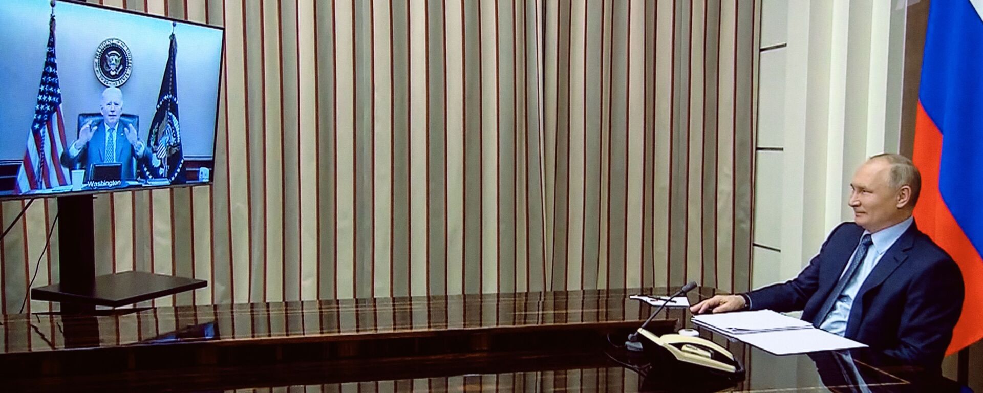7 декабря 2021. Президент РФ Владимир Путин во время переговоров с президентом США Джозефом Байденом в режиме видеоконференции. - Sputnik Кыргызстан, 1920, 07.12.2021