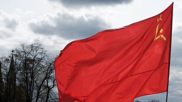 Мужчина с флагом Союза Советских Социалистических Республик. Архивное фото - Sputnik Кыргызстан