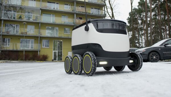 Робот-курьер доставляет еду из ресторана в Таллинне, Эстония - Sputnik Кыргызстан