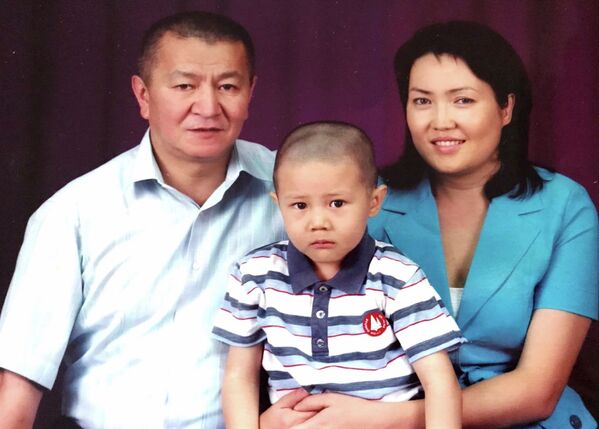 Журналист со второй супругой Асель и сыном Адамом, 2008 год - Sputnik Кыргызстан