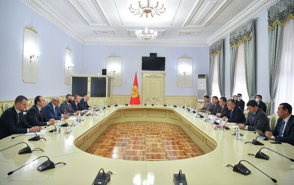 Также Пархомчик встретился с первым заместителем председателя кабинета министров Арзыбеком Кожошевым и обсудил условия поставки автобусов - Sputnik Кыргызстан