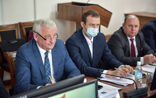 Министр промышленности Беларуси Петр Пархомчик подтвердил готовность изготовления и поставки газовых автобусов в Бишкек - Sputnik Кыргызстан