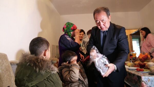 Детям, репатриированным в Кыргызстан из Ирака, передали подарки от имени президента КР - Sputnik Кыргызстан
