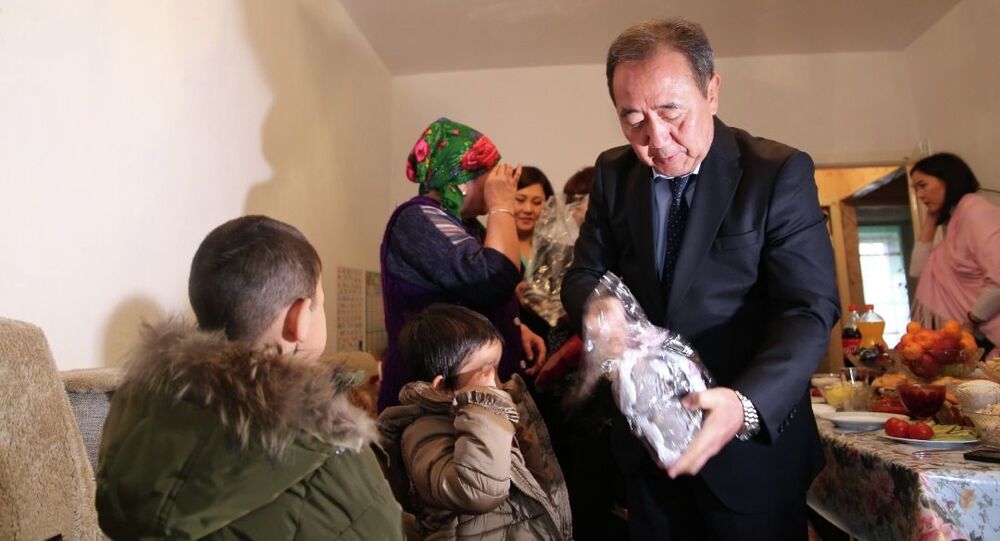Садыр Жапаров сделал подарки детям из Ирака, проживающим в КР
